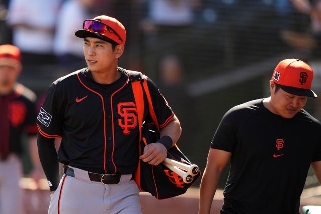 샌프란시스코 자이언츠 외야수 이정후가 15일, 16일에 이어 17일 경기에서도 허리 통증으로 결장했다. 밥 멜빈 감독은 이정후의 현재 상황에 대해 부상이 야구에 관한 것이 아니며, 잠을 잘못 자서 허리가 아프다고 설명했다. AP 연합뉴스