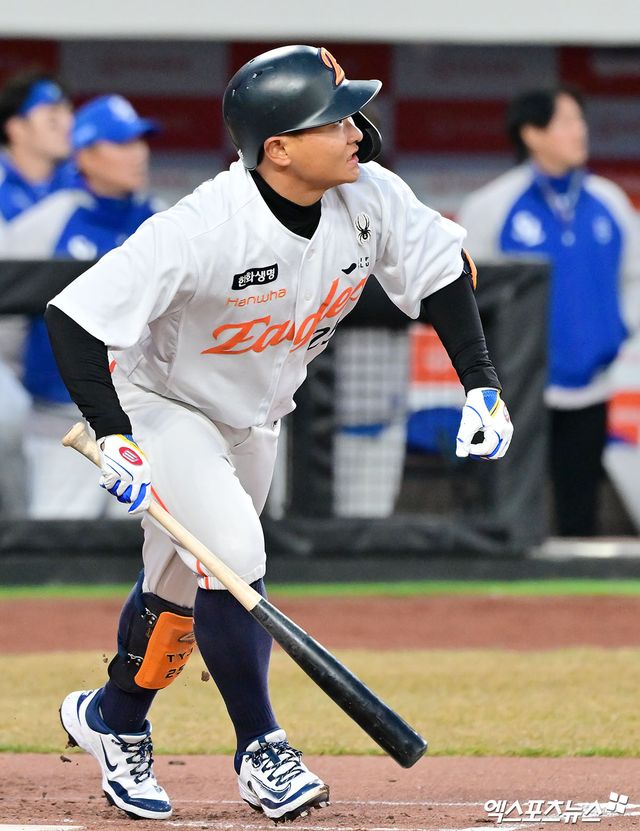 17일 오후 대전 한화생명 볼파크에서 열린 '2025 신한 SOL Bank KBO리그' 삼성 라이온즈와 한화 이글스의 시범경기, 2회말 2사 1,2루 한화 김태연이 타격을 하고 있다. 대전, 김한준 기자