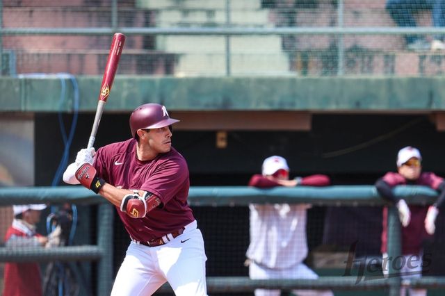 키움 히어로즈 외국인 타자 루벤 카디네스가 17일 서울 고척스카이돔에서 열린 2025 신한 SOL KBO 시범경기에서 키움 히어로즈를 상대로 3안타를 몰아쳤다. 사진 키움 히어로즈