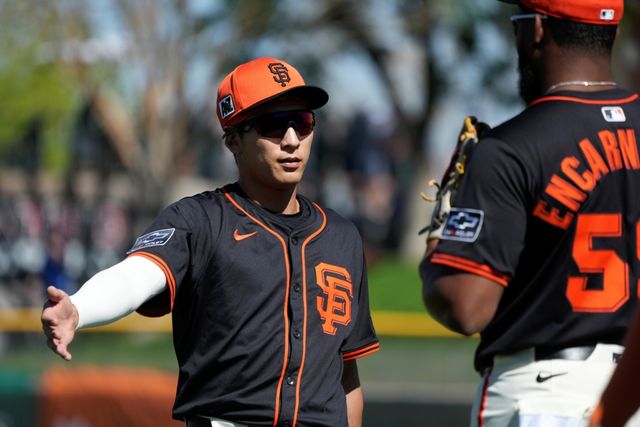 샌프란시스코 자이언츠 외야수 이정후가 15일, 16일에 이어 17일 경기에서도 허리 통증으로 결장했다. 밥 멜빈 감독은 이정후의 현재 상황에 대해 부상이 야구에 관한 것이 아니며, 잠을 잘못 자서 허리가 아프다고 설명했다. AP 연합뉴스