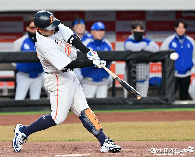 17일 오후 대전 한화생명 볼파크에서 열린 '2025 신한 SOL Bank KBO리그' 삼성 라이온즈와 한화 이글스의 시범경기, 2회말 2사 1,2루 한화 김태연이 타격을 하고 있다. 대전, 김한준 기자