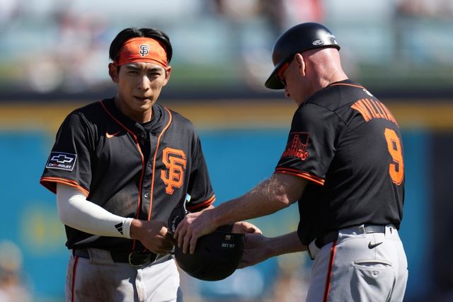 샌프란시스코 자이언츠 외야수 이정후가 15일, 16일에 이어 17일 경기에서도 허리 통증으로 결장했다. 밥 멜빈 감독은 이정후의 현재 상황에 대해 부상이 야구에 관한 것이 아니며, 잠을 잘못 자서 허리가 아프다고 설명했다. AP 연합뉴스