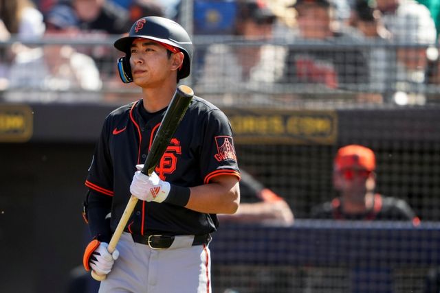 샌프란시스코 자이언츠 외야수 이정후가 15일, 16일에 이어 17일 경기에서도 허리 통증으로 결장했다. 밥 멜빈 감독은 이정후의 현재 상황에 대해 부상이 야구에 관한 것이 아니며, 잠을 잘못 자서 허리가 아프다고 설명했다. AP 연합뉴스