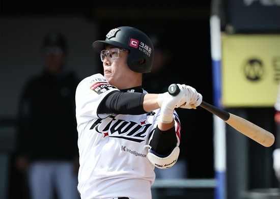 KT 위즈 내야수 허경민이 친정 팀과 처음 만나 1안타 1타점 1득점으로 팀 승리에 힘을 보탰다. KT 위즈