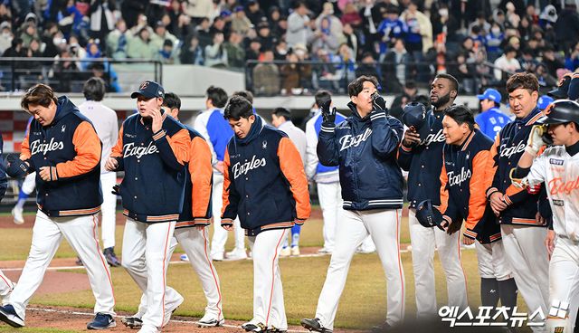 17일 오후 대전 한화생명 볼파크에서 열린 '2025 신한 SOL Bank KBO리그' 삼성 라이온즈와 한화 이글스의 시범경기, 한화가 삼성에 3:1로 승리했다. 경기종료 후 한화 선수단이 인사를 하고 있다. 대전, 김한준 기자