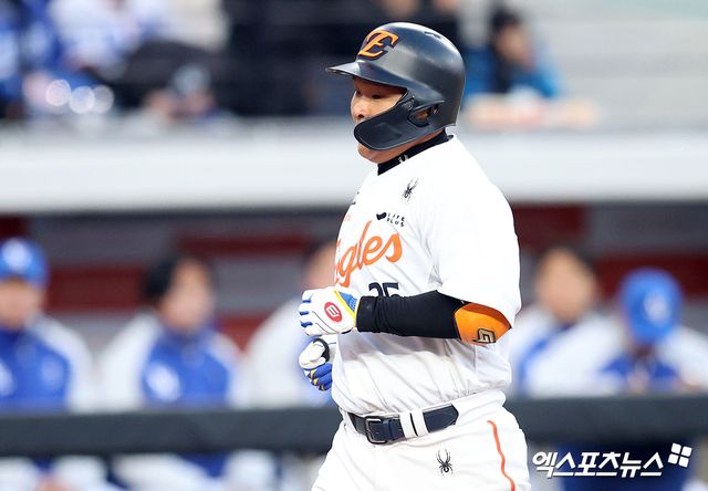 17일 오후 대전 한화생명 볼파크에서 열린 '2025 신한 SOL Bank KBO리그' 삼성 라이온즈와 한화 이글스의 시범경기, 2회말 2사 1,2루 한화 김태연이 타격을 하고 있다. 대전, 김한준 기자