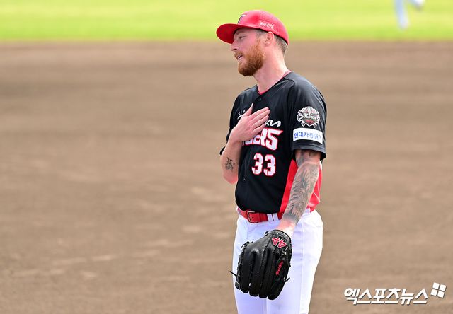 2일 오후 일본 오키나와 온나손 아카마 구장에서 열린 KIA 타이거즈와 삼성 라이온즈의 연습경기, 2회말 수비를 마친 KIA 올러가 더그아웃으로 향하고 있다. 엑스포츠뉴스 DB