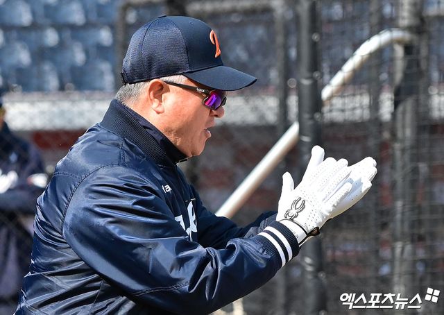 17일 오후 대전 한화생명 볼파크에서 열리는 '2025 신한 SOL Bank KBO리그' 삼성 라이온즈와 한화 이글스의 시범경기, 한화 김경문 감독이 선수들의 훈련을 지켜보며 박수를 보내고 있다. 대전, 김한준 기자