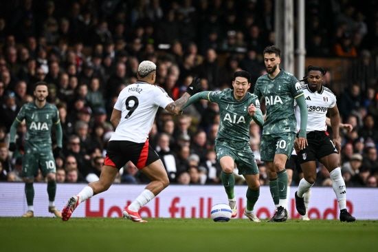 호주 출신 안지 포스테코글루 감독이 이끄는 토트넘은 17일 영국 런던의 크레이븐 코티지에서 끝난 2024-2025 잉글리시 프리미어리그 29라운드 풀럼과의 원정 경기에서 후반에 연속골을 내주며 0-2로 졌다. 토트넘 주장이자 간판 공격수인 손흥민은 28라운드 본머스전(2-2 무승부)에 이어 정규리그 2경기 연속으로 후반 시작과 동시에 그라운드를 밟았다. 27라운드 맨체스터 시티전에서 후반 중반 교체투입된 것까지 합치면 3경기 연속 후반에 조커로 들어갔다. 손흥민은 코너킥, 프리킥을 도맡아 차고 공격 전개를 진두지휘하는 등 분투했으나 공격포인트를 올리진 못했다. 연합뉴스