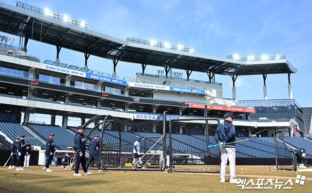17일 오후 대전 한화생명 볼파크에서 열리는 '2025 신한 SOL Bank KBO리그' 삼성 라이온즈와 한화 이글스의 시범경기, 한화 김경문 감독이 훈련을 지켜보고 있다. 대전, 김한준 기자