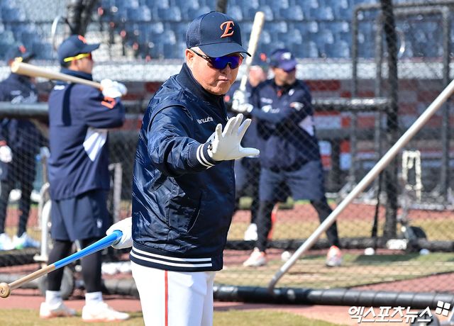 17일 오후 대전 한화생명 볼파크에서 열리는 '2025 신한 SOL Bank KBO리그' 삼성 라이온즈와 한화 이글스의 시범경기, 한화 김경문 감독이 선수들과 인사를 나누고 있다. 대전, 김한준 기자