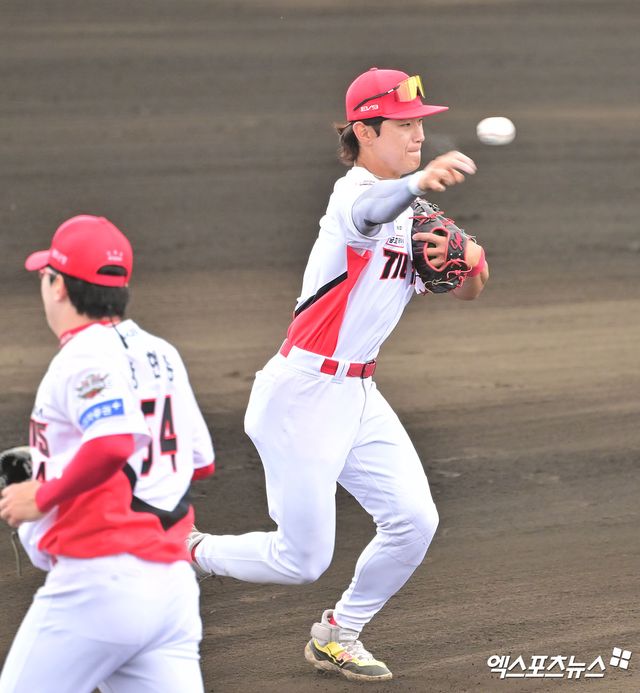 3일 오후 일본 오키나와 킨 구장에서 열린 KT 위즈와 KIA 타이거즈의 연습경기, 1회초 KIA 김도영이 타구를 잡아 1루로 송구하고 있다. 엑스포츠뉴스 DB