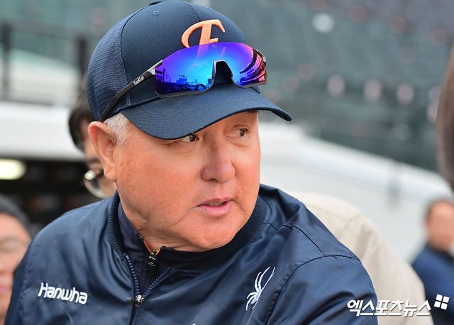 17일 오후 대전 한화생명 볼파크에서 열리는 '2025 신한 SOL Bank KBO리그' 삼성 라이온즈와 한화 이글스의 시범경기, 한화 김경문 감독이 그라운드를 바라보고 있다. 대전, 김한준 기자