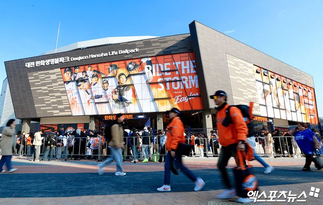 17일 오후 대전 한화생명 볼파크에서 열리는 '2025 신한 SOL Bank KBO리그' 삼성 라이온즈와 한화 이글스의 시범경기, 야구팬들이 입장을 위해 대기하고 있다. 대전, 김한준 기자