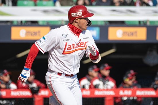 SSG 랜더스 외야수 하재훈이 지난 16일 문학 LG전에서 시범경기 첫 출전에 나서 2타점 좌전 적시타와 밀어내기 볼넷으로 팀 승리에 힘을 보탰다. SSG 랜더스