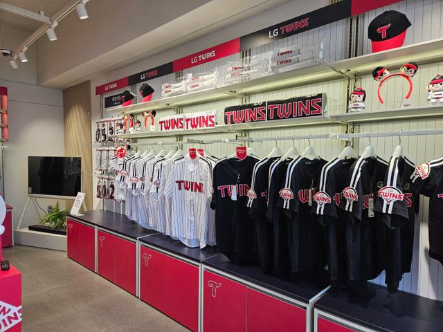 LG는 프로야구 개막에 맞춰 스포츠 굿즈 특화 매장인 '일상의틈 잠실 직영점'을 오픈한다. LG 트윈스