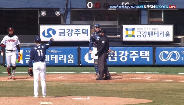 피치클락을 신경 쓴 듯 백네트 뒤 시계를 손짓하는 NC 투수 김태경. KBSN 스포츠 중계 캡처