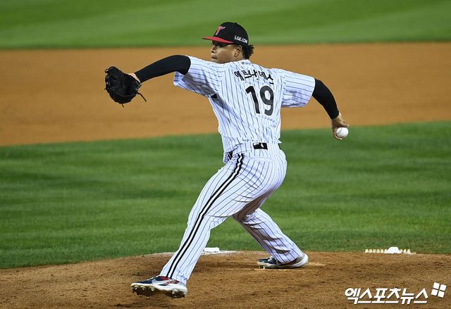 LG 투수 에르난데스는 17일 잠실구장에서 열린 '2025 신한 SOL Bank KBO 시범경기' NC전에서 선발 등판했다. 5⅔이닝 무실점을 비롯해 7탈삼진을 기록해 다가올 2025시즌을 향한 기대감을 높였다. 엑스포츠뉴스 DB