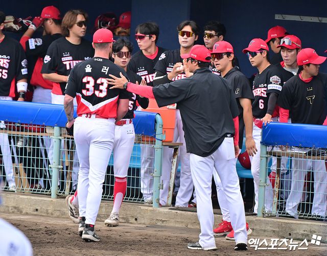 2일 오후 일본 오키나와 온나손 아카마 구장에서 열린 KIA 타이거즈와 삼성 라이온즈의 연습경기, 1회말 수비를 마친 KIA 선발투수 올러가 더그아웃으로 향하고 있다. 엑스포츠뉴스 DB