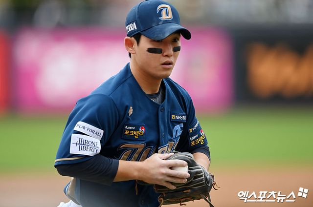 NC 내야수 서호철은 17일 잠실구장에서 열린 '2025 신한 SOL Bank KBO 시범경기' LG전에서 3회초 교체 출전했다. 5회말 1사 2,3루에서 포구 실책을 저지르며 LG에 승리를 허용했다. 엑스포츠뉴스 DB