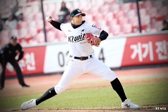 KT 위즈 투수 쿠에바스가 17일 수원 두산전에 선발 등판해 4.2이닝 4피안타 7탈삼진 4실점을 기록했다. KT 위즈