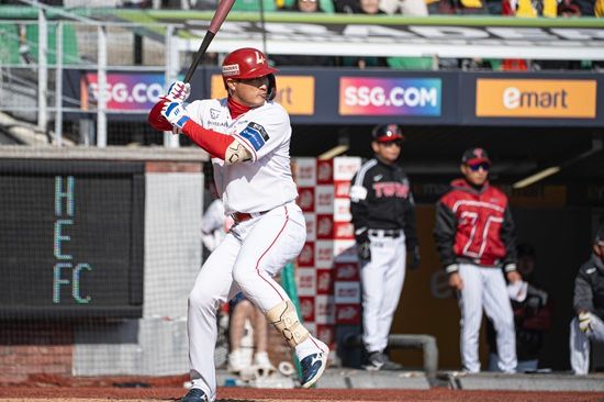 SSG 랜더스 외야수 하재훈이 지난 16일 문학 LG전에서 시범경기 첫 출전에 나서 2타점 좌전 적시타와 밀어내기 볼넷으로 팀 승리에 힘을 보탰다. SSG 랜더스