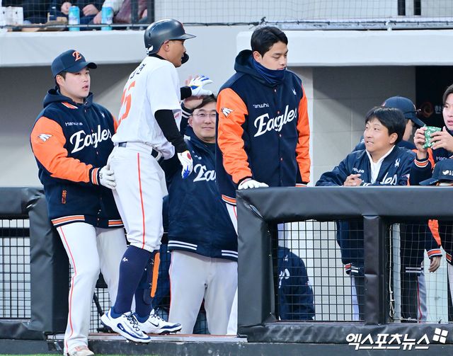 17일 오후 대전 한화생명 볼파크에서 열린 '2025 신한 SOL Bank KBO리그' 삼성 라이온즈와 한화 이글스의 시범경기, 1회말 한화 김태연이 솔로 홈런을 날린 후 기뻐하고 있다. 대전, 김한준 기자