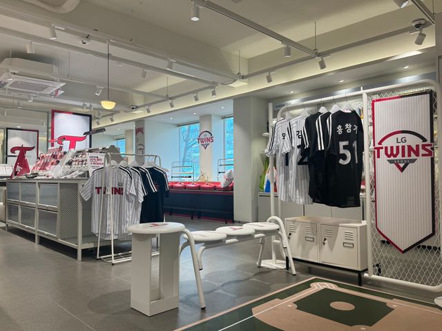 LG는 프로야구 개막에 맞춰 스포츠 굿즈 특화 매장인 '일상의틈 잠실 직영점'을 오픈한다. LG 트윈스