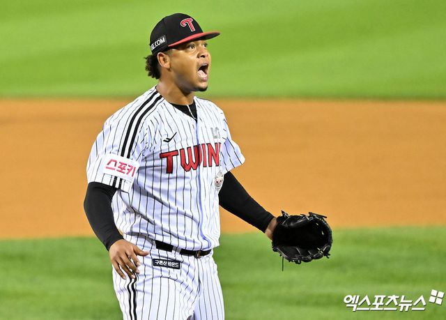 LG 투수 에르난데스는 17일 잠실구장에서 열린 '2025 신한 SOL Bank KBO 시범경기' NC전에서 선발 등판했다. 5⅔이닝 무실점을 비롯해 7탈삼진을 기록해 다가올 2025시즌을 향한 기대감을 높였다. 엑스포츠뉴스 DB