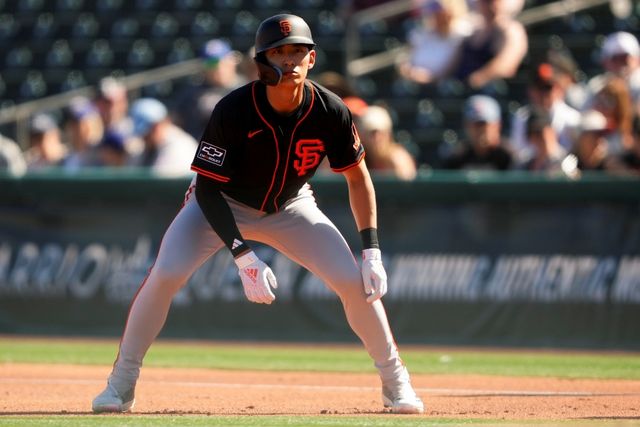 샌프란시스코 자이언츠 외야수 이정후가 15일, 16일에 이어 17일 경기에서도 허리 통증으로 결장했다. 밥 멜빈 감독은 이정후의 현재 상황에 대해 부상이 야구에 관한 것이 아니며, 잠을 잘못 자서 허리가 아프다고 설명했다. AP 연합뉴스