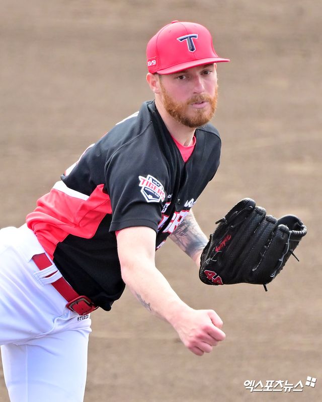 2일 오후 일본 오키나와 온나손 아카마 구장에서 열린 KIA 타이거즈와 삼성 라이온즈의 연습경기, 1회말 KIA 선발투수 올러가 공을 힘차게 던지고 있다. 엑스포츠뉴스 DB