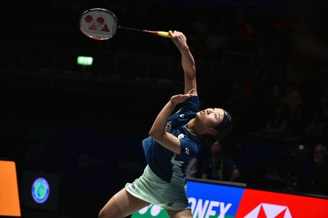 안세영이 17일 영국 버밍엄에서 열린 전영오픈 배드민턴 여자 단식 결승에서 중국 대표 왕즈이를 게임스코어 2-1로 누르고 우승을 차지했다. AP연합뉴스