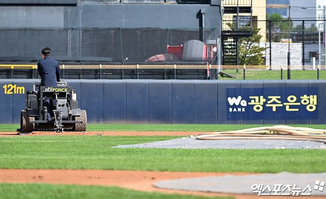 23일 오후 광주기아챔피언스필드에서 열리는 '2024 신한 SOL Bank KBO 한국시리즈' 삼성 라이온즈와 KIA 타이거즈의 1차전 서스펜디드 경기, 그라운드 관계자가 정비 작업을 하고 있다. 엑스포츠뉴스 DB