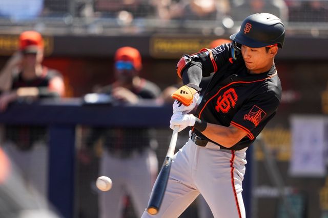 샌프란시스코 자이언츠 외야수 이정후가 15일, 16일에 이어 17일 경기에서도 허리 통증으로 결장했다. 밥 멜빈 감독은 이정후의 현재 상황에 대해 부상이 야구에 관한 것이 아니며, 잠을 잘못 자서 허리가 아프다고 설명했다. AP 연합뉴스