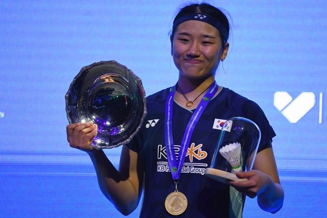 안세영이 17일 영국 버밍엄에서 열린 전영오픈 배드민턴 여자 단식 결승에서 중국 대표 왕즈이를 게임스코어 2-1로 누르고 우승을 차지했다. 안세영이 우승 후 포즈를 취하고 있다. AP연합뉴스