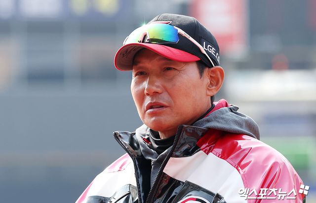 염경엽 LG 감독은 18일 잠실구장에서 열릴 예정이던(강설 취소) '2025 신한 SOL Bank KBO 시범경기' NC 다이노스전을 앞두고 투수들의 투구수 빌드업이 안 되는 상황에 아쉬움을 나타냈다. 엑스포츠뉴스 DB