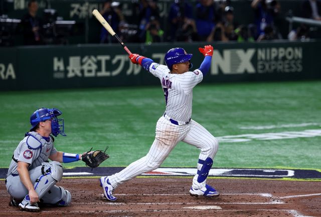 18일 일본 도쿄돔에서 열린 2025 미국프로야구 메이저리그 LA 다저스와 시카고 컵스의 정규시즌 개막 2연전 도쿄시리즈 1차전, 다저스가 야마모토 요시노부의 5이닝 호투와 오타니 쇼헤이의 멀티히트 활약을 앞세워 4:1로 승리했다. 2회말 2사 2루 컵스 미겔 아마야가 1타점 2루타를 날리고 있다. 로이터 연합뉴스