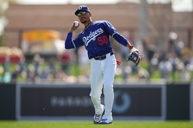 LA 다저스 무키 베츠가 18일과 19일 이틀간 일본 도쿄돔에서 열리는 2025 미국프로야구 메이저리그 정규시즌 개막 2연전 도쿄시리즈에 결장한다. 데이브 로버츠 다저스 감독에 따르면, 공식 훈련과 연습경기를 제대로 소화하지 못한 베츠는 17일 미국 로스앤젤레스로 이동했으며, 본토 개막전에 맞춰 준비할 계획이다. AP 연합뉴스