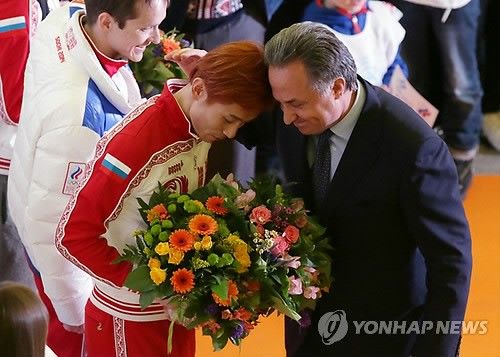 빅토르 안(사진, 왼쪽)은 지난 17일(현지시간) 굴랴예프 러시아 빙상연맹 회장의 아낌없는 칭찬을 받았다. 연합뉴스 ITAR-TASS