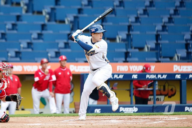 NC 내야수 한재환은 비시즌 타격 재능을 터트리며 이호준 신임 감독의 많은 기대를 받고 있다. NC 다이노스