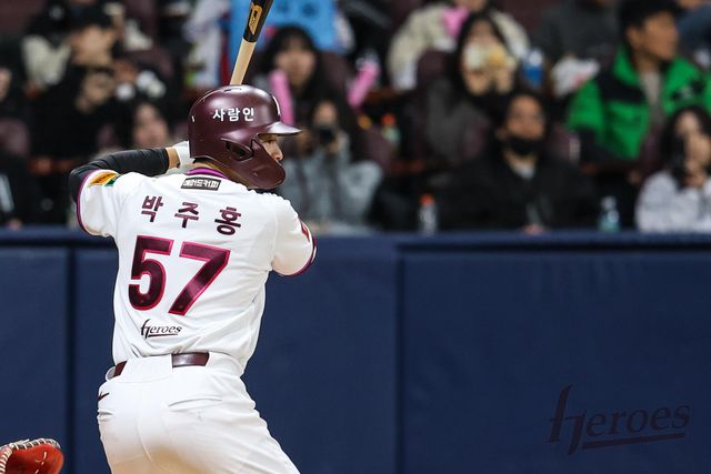 키움 히어로즈 외야수 박주홍이 18일 서울 고척스카이돔에서 열린 2025 신한 SOL Bank KBO 시범경기 최종전에서 롯데 자이언츠를 상대로 5회말 동점 1타점 2루타를 기록했다. 사진 키움 히어로즈
