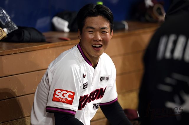 키움 히어로즈 루키 여동건이 18일 서울 고척스카이돔에서 열린 2025 신한 SOL Bank KBO 시범경기 최종전에서 롯데 자이언츠를 상대로 8회말 결승 솔로 홈런을 기록했다. 사진 키움 히어로즈