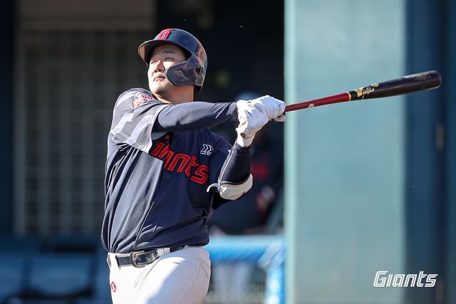 롯데 자이언츠 내야수 손호영이 18일 서울 고척스카이돔에서 열린 2025 신한 SOL Bank KBO 시범경기 최종전에서 키움 히어로즈를 상대로 1번 지명타자로 선발출전, 경기력을 점검했다. 사진 롯데 자이언츠