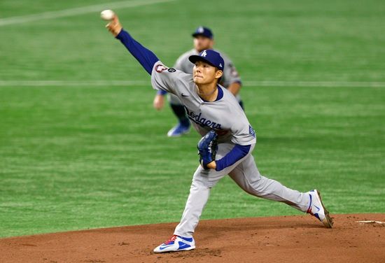 LA 다저스 투수 야마모토 요시노부가 18일 일본 도쿄돔에서 열린 2025 메이저리그 도쿄시리즈 개막전 시카고 컵스전에 선발 등판해 5이닝 1실점을 기록했다. AFP 연합뉴스