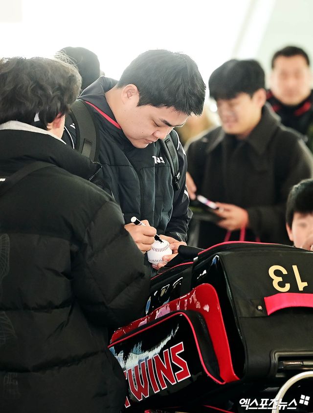 LG 투수 장현식은 18일 잠실구장에서 열릴 예정이던(강설 취소) '2025 신한 SOL Bank KBO 시범경기' NC 다이노스전에 등판할 계획이었으나 경기장을 가득 채운 눈 탓에 실전 등판에 나서지 못했다. 개막하기 전부터 부상당한 것에 미안한 마음을 전했다. 엑스포츠뉴스 DB