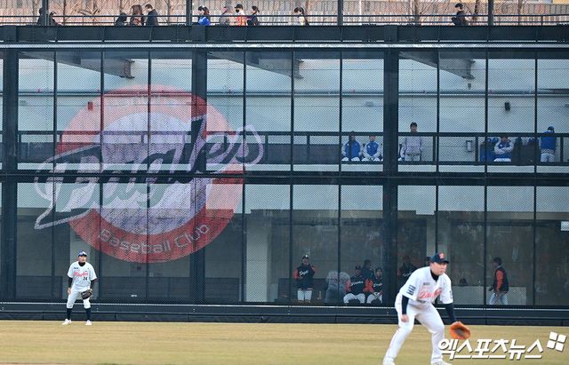 17일 오후 대전 한화생명 볼파크에서 열린 '2025 신한 SOL Bank KBO리그' 삼성 라이온즈와 한화 이글스의 시범경기, 몬스터월 안 쪽에 있는 복층 불펜이 보이고 있다. 대전, 김한준 기자