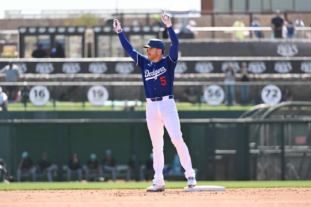 LA 다저스 내야수 프레디 프리먼이 18일 일본 도쿄돔에서 열린 2025 미국프로야구 메이저리그 시카고 컵스와의 정규시즌 개막 2연전 도쿄시리즈 1차전에 선발 출전할 계획이었으나 갑작스럽게 라인업에서 제외됐다. 사유는 왼쪽 갈비뼈 불편함이었다. AFP 연합뉴스