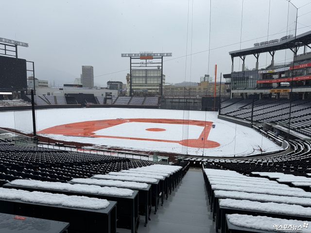 한화와 삼성은 18일 한화생명 볼파크에서 '2025 신한 SOL Bank KBO 시범경기'를 펼칠 예정이었으나 새벽부터 내린 많은 양의 눈 탓에 가로막혔다. 대전, 조은혜 기자