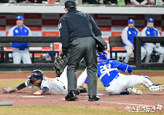 17일 오후 대전 한화생명 볼파크에서 열린 '2025 신한 SOL Bank KBO리그' 삼성 라이온즈와 한화 이글스의 시범경기, 4회말 1사 1,2루 한화 황영묵이 하주석의 1타점 적시타때 홈으로 쇄도하며 득점에 성공하고 있다. 대전, 김한준 기자