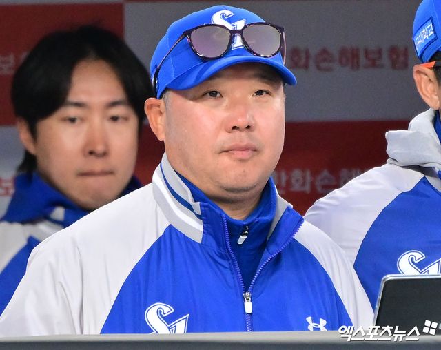 17일 오후 대전 한화생명 볼파크에서 열린 '2025 신한 SOL Bank KBO리그' 삼성 라이온즈와 한화 이글스의 시범경기, 삼성 박진만 감독이 경기를 지켜보고 있다. 대전, 김한준 기자